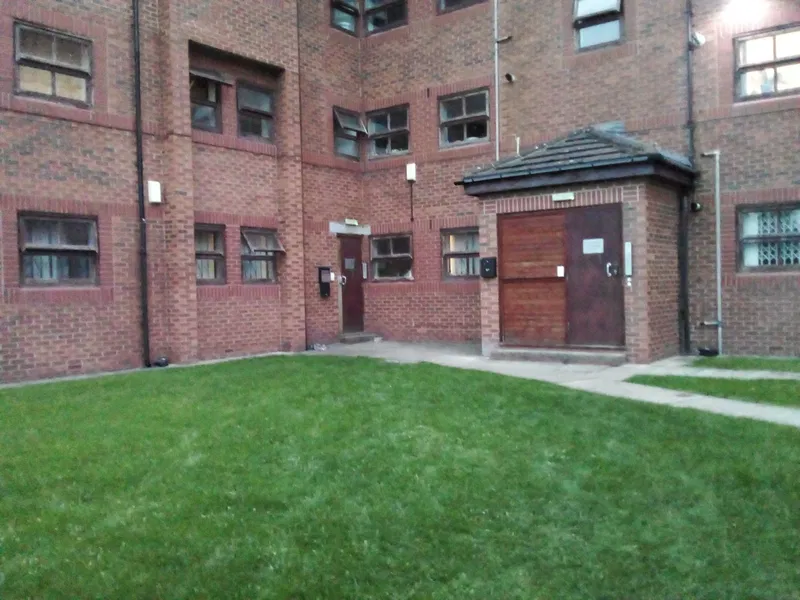 Ft 32 Belle Vue Road, Hyde Park, Leeds - image 2