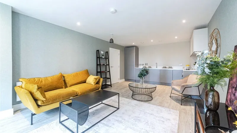 Kings Road, Newbury, Berkshire, RG14 - image 2