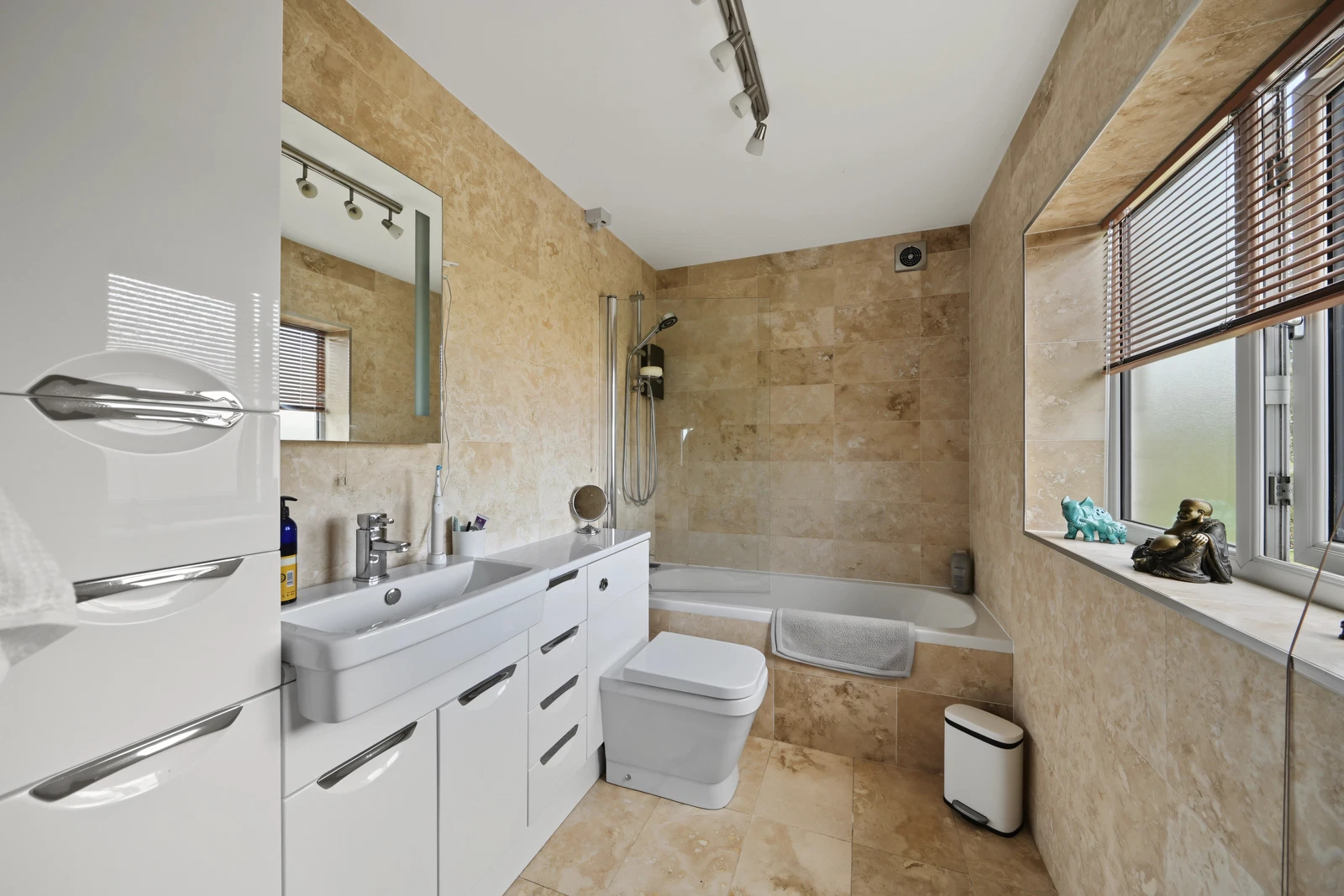 Warneford Road, Cowlersley, HD4 - image 19