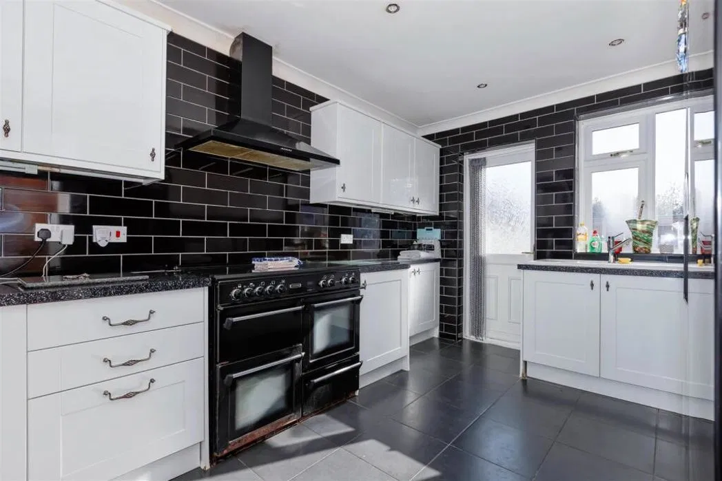Maybridge Square, Goring-by-Sea, Worthing, West Sussex, BN12 6HP - image 2