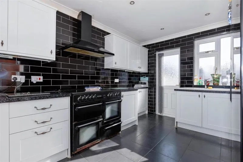 Maybridge Square, Goring-by-Sea, Worthing, West Sussex, BN12 6HP - image 2