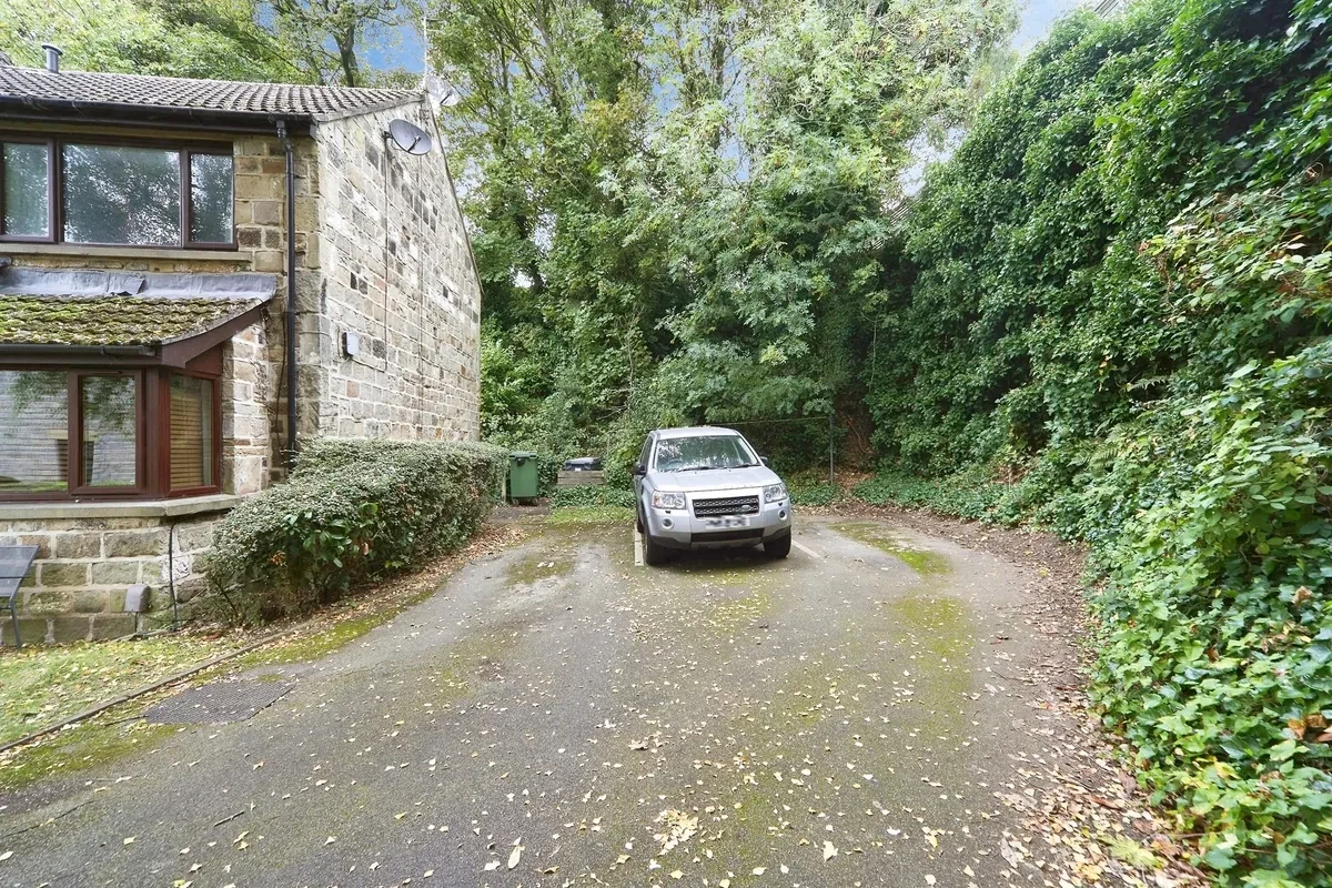 Bolton Grange, Yeadon, Leeds - image 5