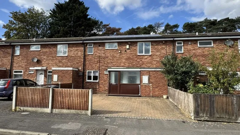 Staverton Crescent, Lincoln, Birchwood - image 2