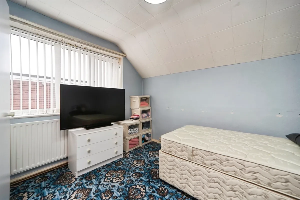 Banksfield Avenue, Yeadon, Leeds - image 10