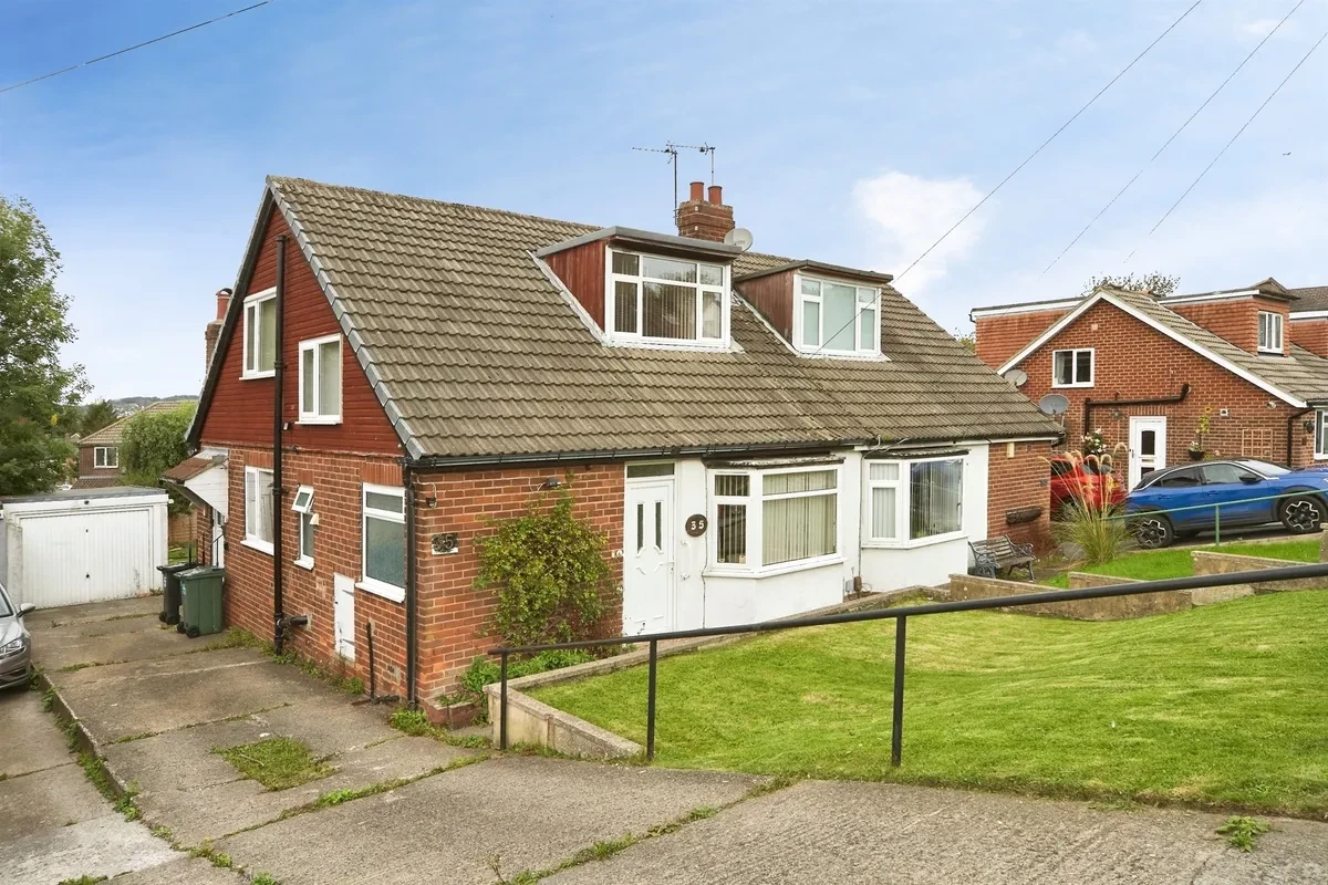 Banksfield Avenue, Yeadon, Leeds - image 1
