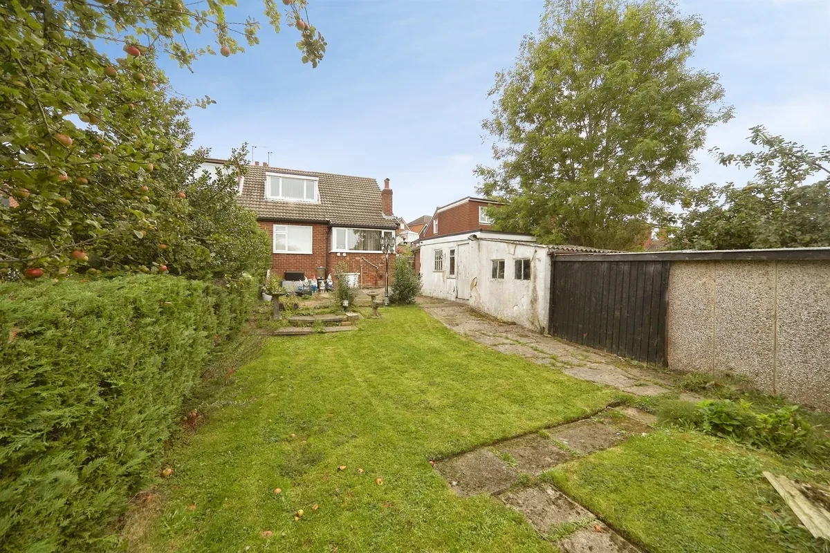 Banksfield Avenue, Yeadon, Leeds - image 2