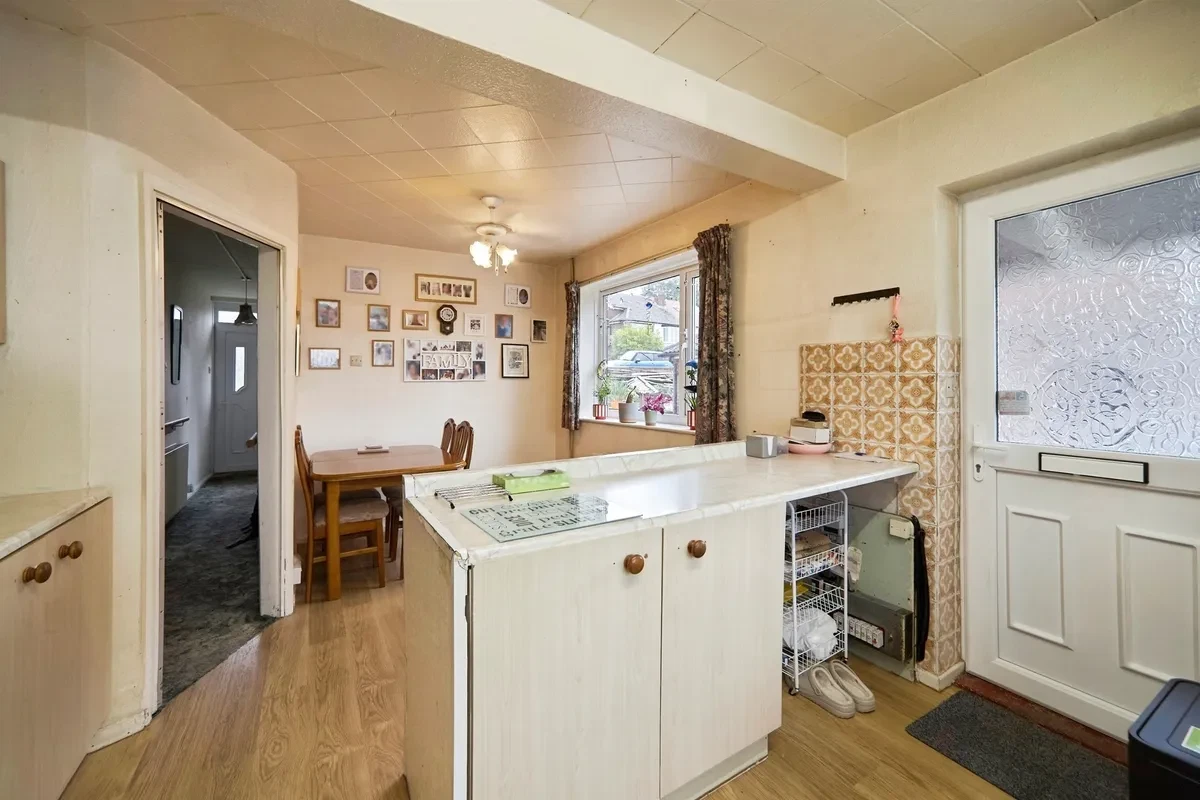 Banksfield Avenue, Yeadon, Leeds - image 3
