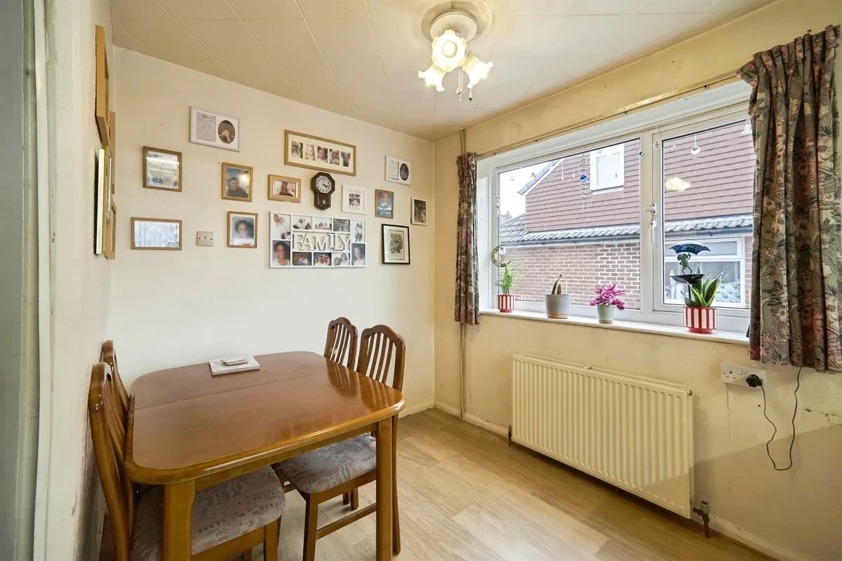 Banksfield Avenue, Yeadon, Leeds - image 4