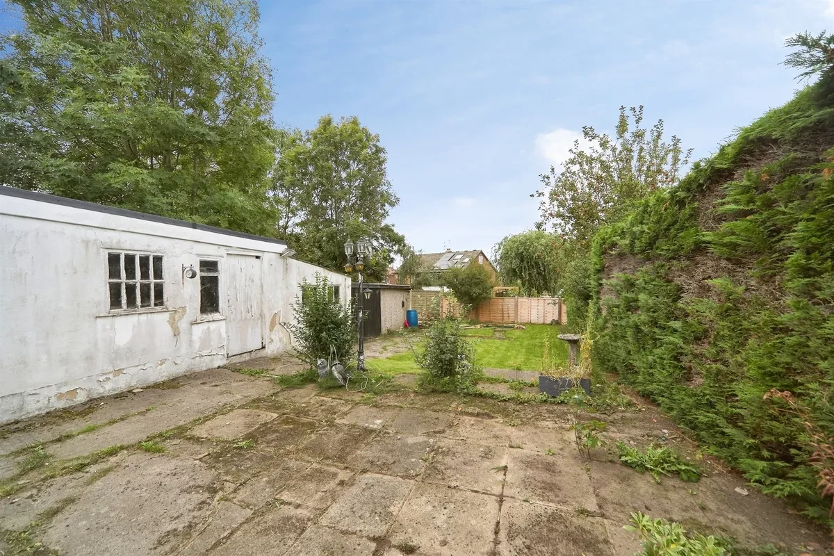 Banksfield Avenue, Yeadon, Leeds - image 6