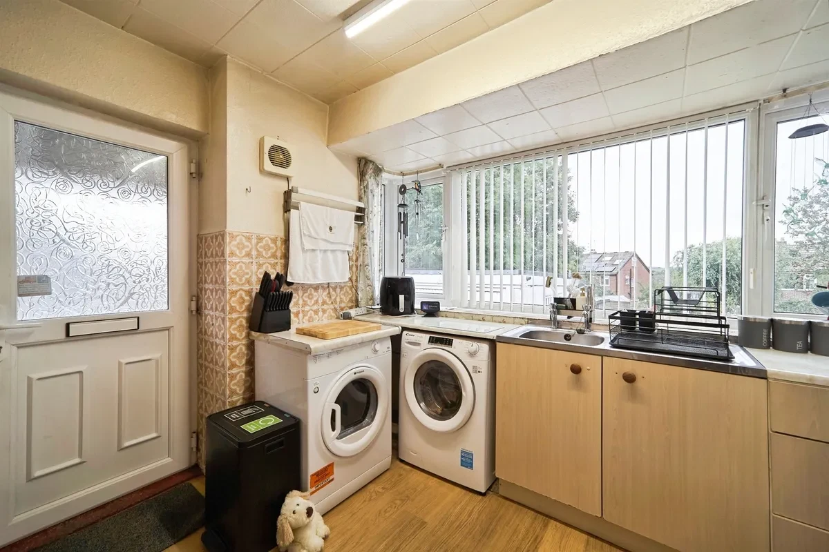 Banksfield Avenue, Yeadon, Leeds - image 8