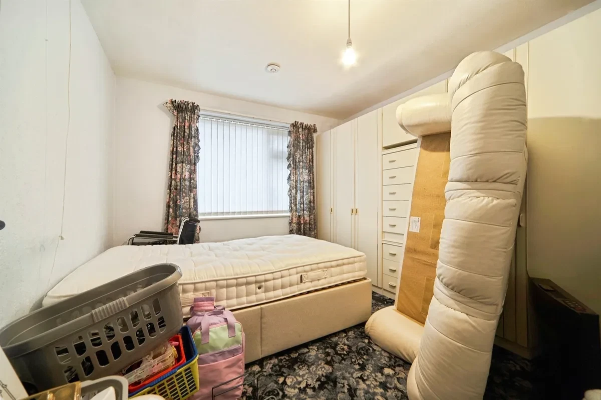 Banksfield Avenue, Yeadon, Leeds - image 9