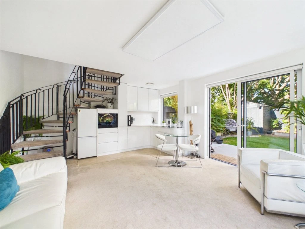 72 Comet Way, Christchurch, Dorset, BH23 4JW - image 2