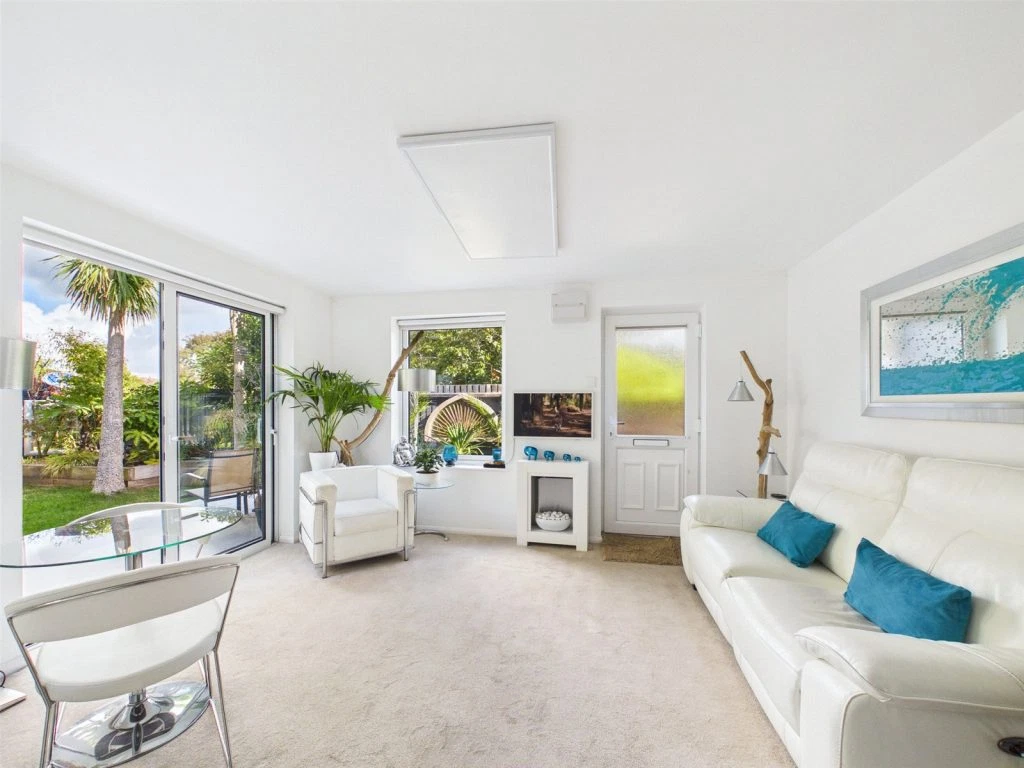 72 Comet Way, Christchurch, Dorset, BH23 4JW - image 4