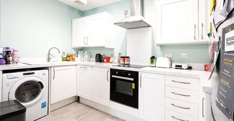 Oakwood Close, London, SE13 6TL - image 2