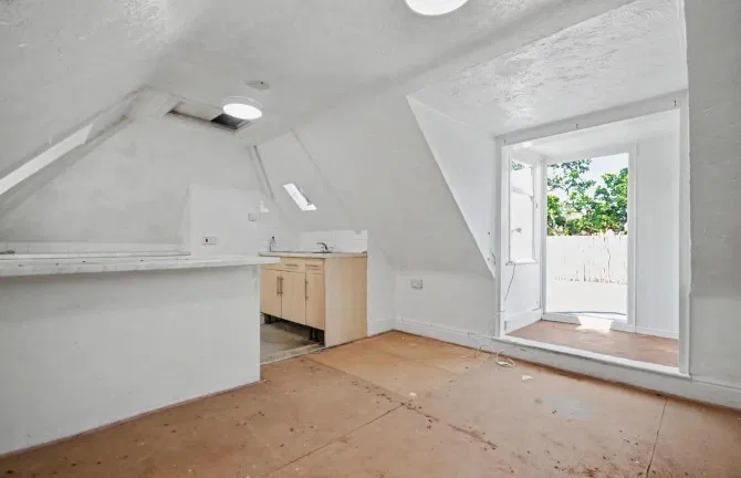 Flat 4, 280 Wimborne Road, Bournemouth, Dorset, BH3 7AT - image 2