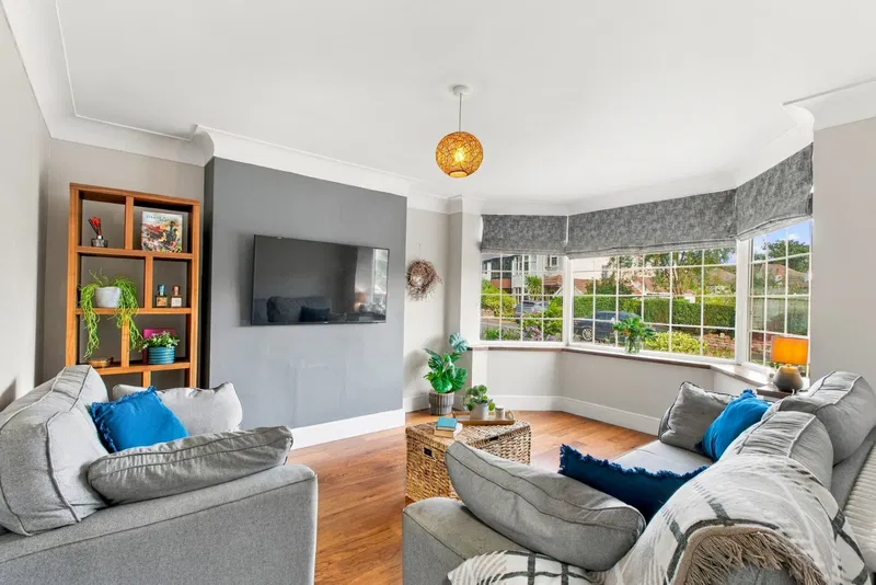 Woodbourne Avenue, Alwoodley, LS17 - image 3