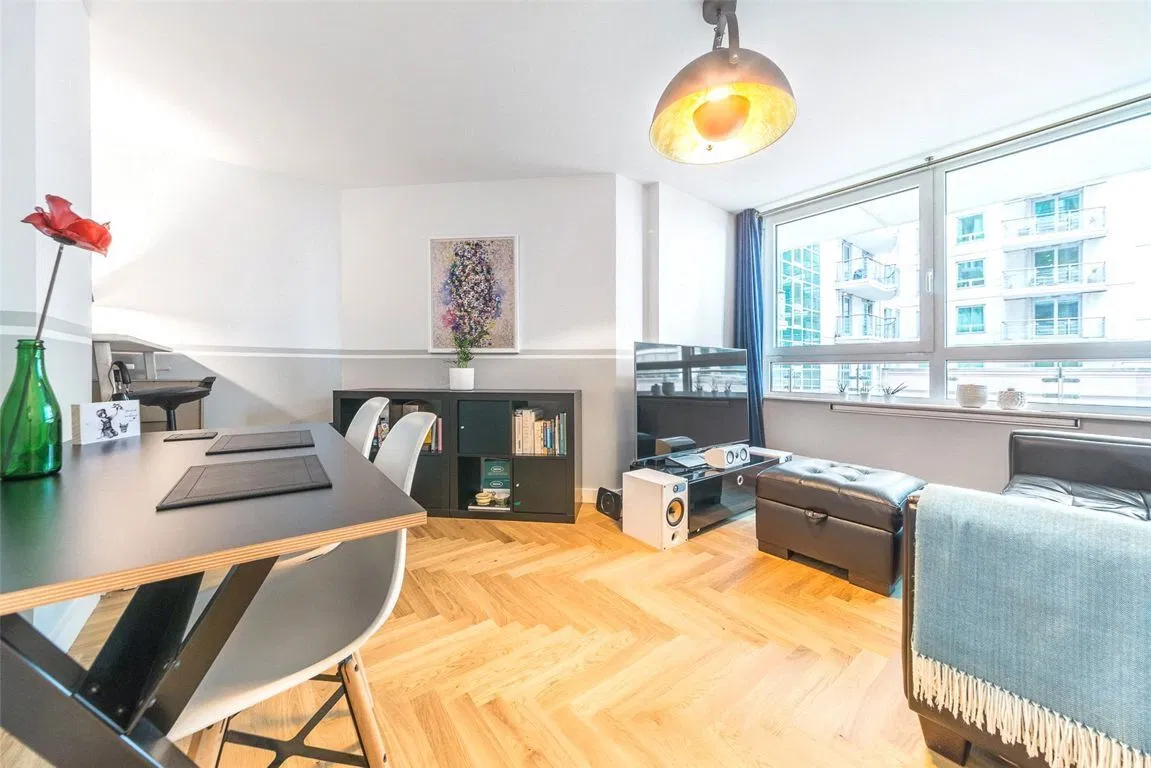 Hanover House, Nine Elms - image 1