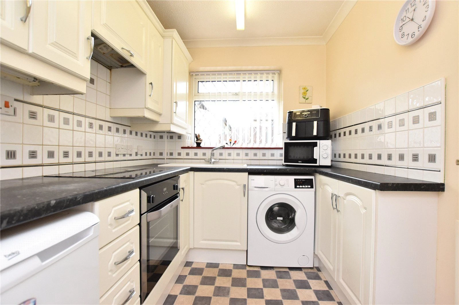Cambridge Court, Morley, Leeds, LS27 8LH - image 2