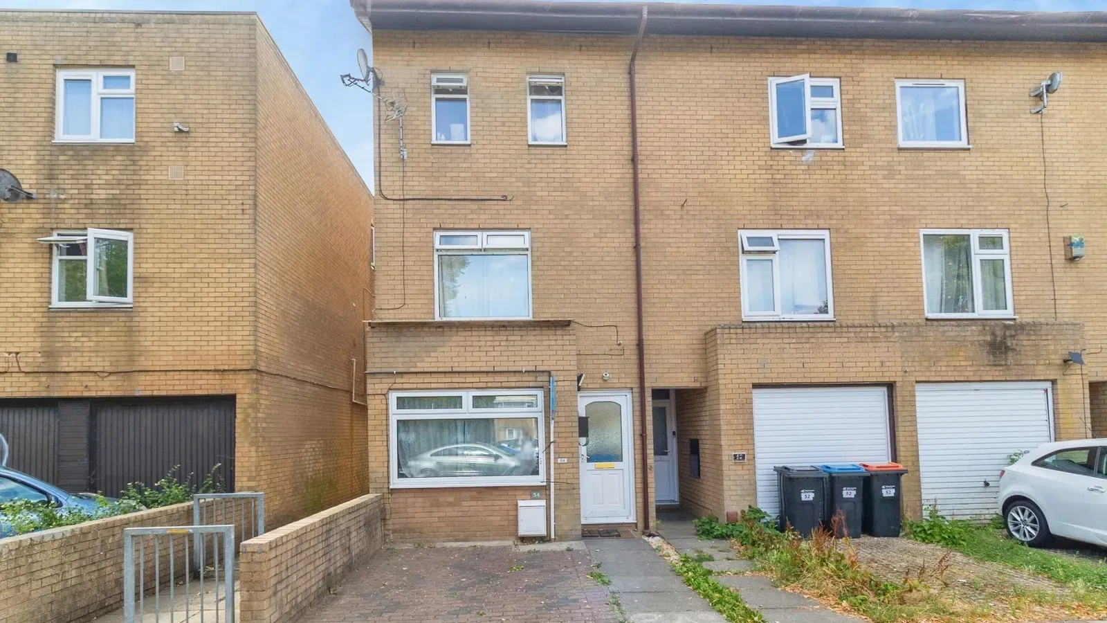 Mullion Place, Fishermead, Milton Keynes, Buckinghamshire, MK6 - image 1