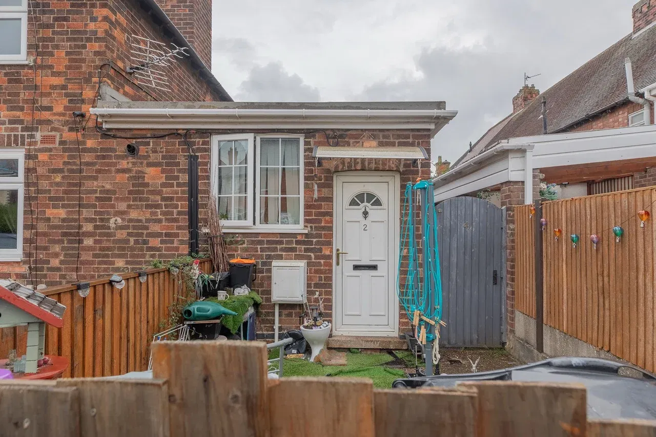 Cowes Road, Grantham, NG31 7DP - image 1