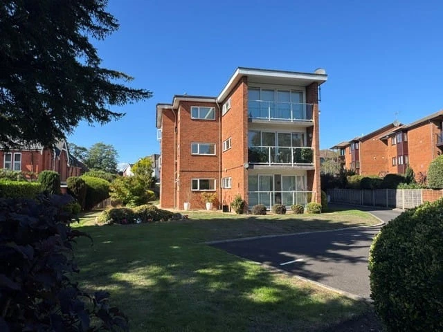 Grosvenor Road, Westbourne - image 1