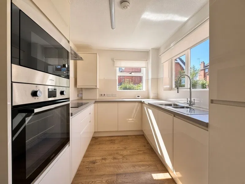 Grosvenor Road, Westbourne - image 2