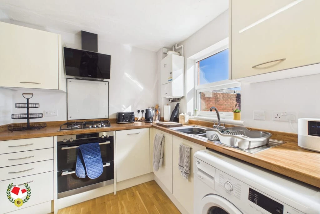 Chestnut Road, Abbeymead, Gloucester, GL4 - image 3