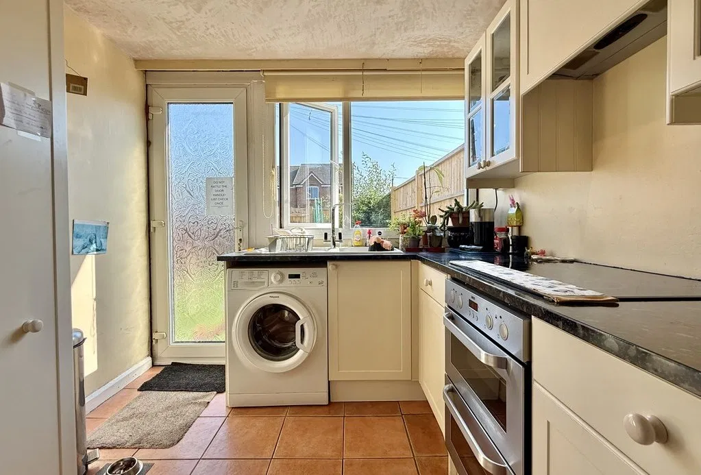 Carless Close, Gosport, PO13 9PL - image 2