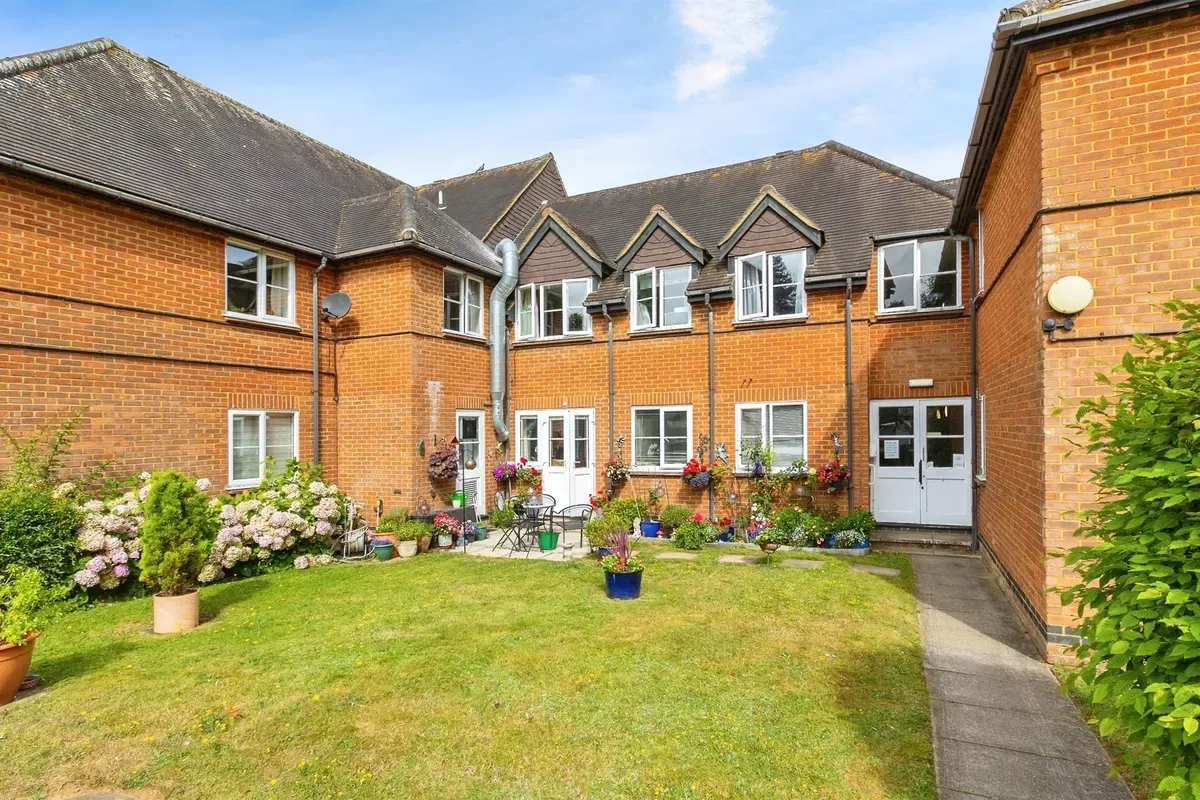 Woburn Road, Woburn Sands, Milton Keynes - image 1