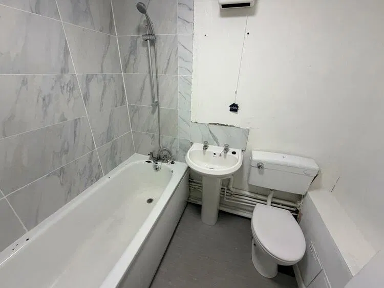 Flat 47, Quartercroft, Pyramid Close, Northampton, Northamptonshire NN3 8DP - image 1