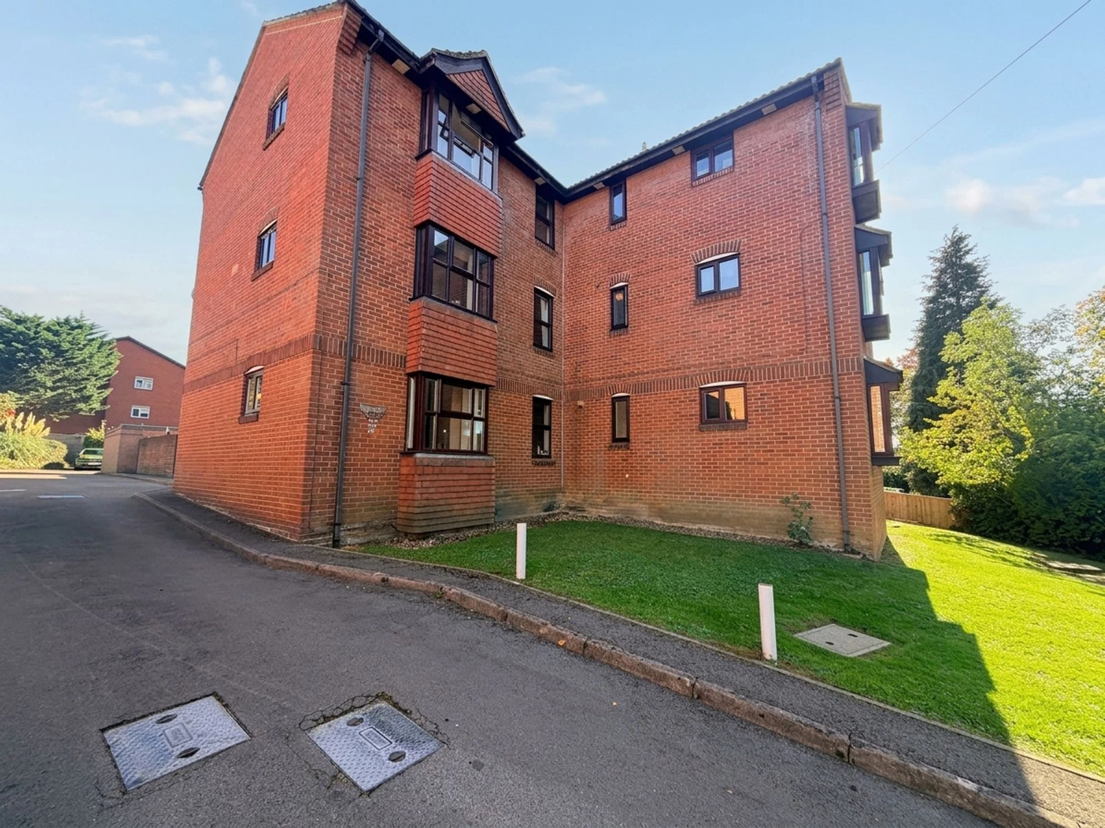 Whitworth Crescent, Riverside Court, SO18 - image 13
