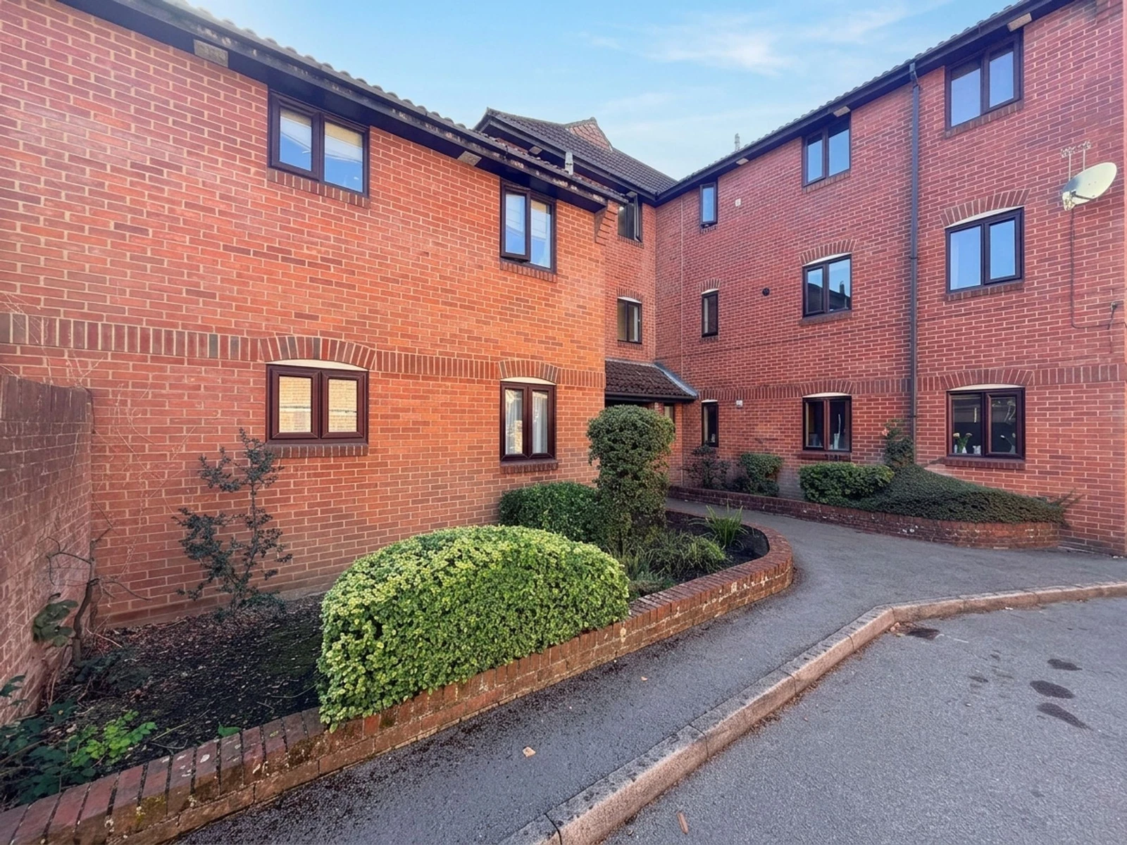 Whitworth Crescent, Riverside Court, SO18 - image 1