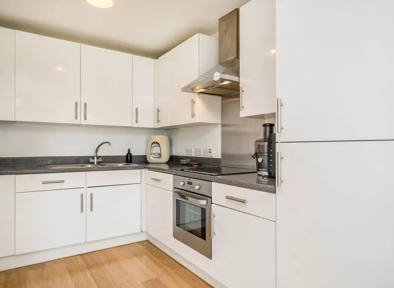 York Way, King's Cross, N1C - image 2