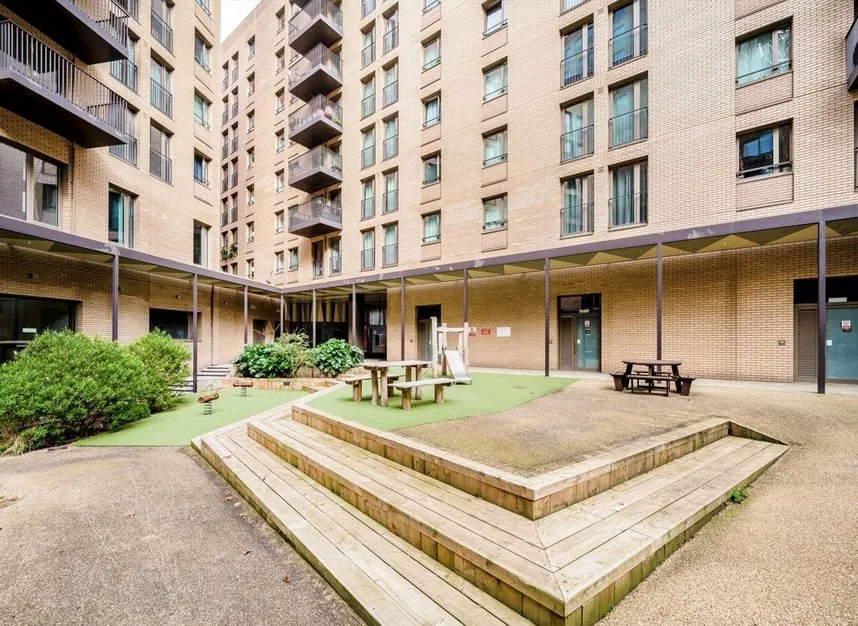 York Way, King's Cross, N1C - image 4