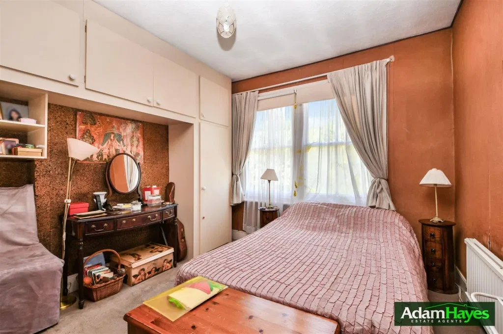 Holdenhurst Avenue, North Finchley, N12 - image 3