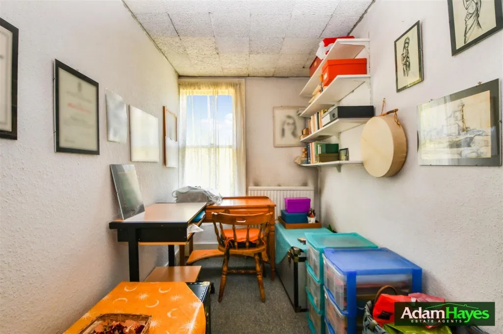 Holdenhurst Avenue, North Finchley, N12 - image 4
