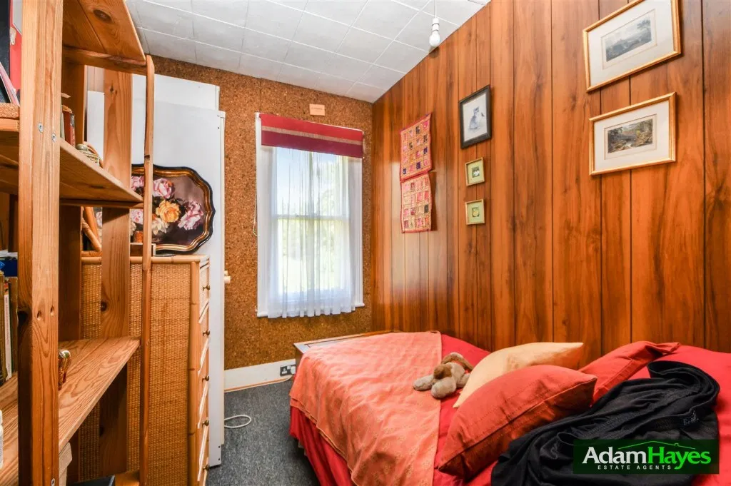 Holdenhurst Avenue, North Finchley, N12 - image 5