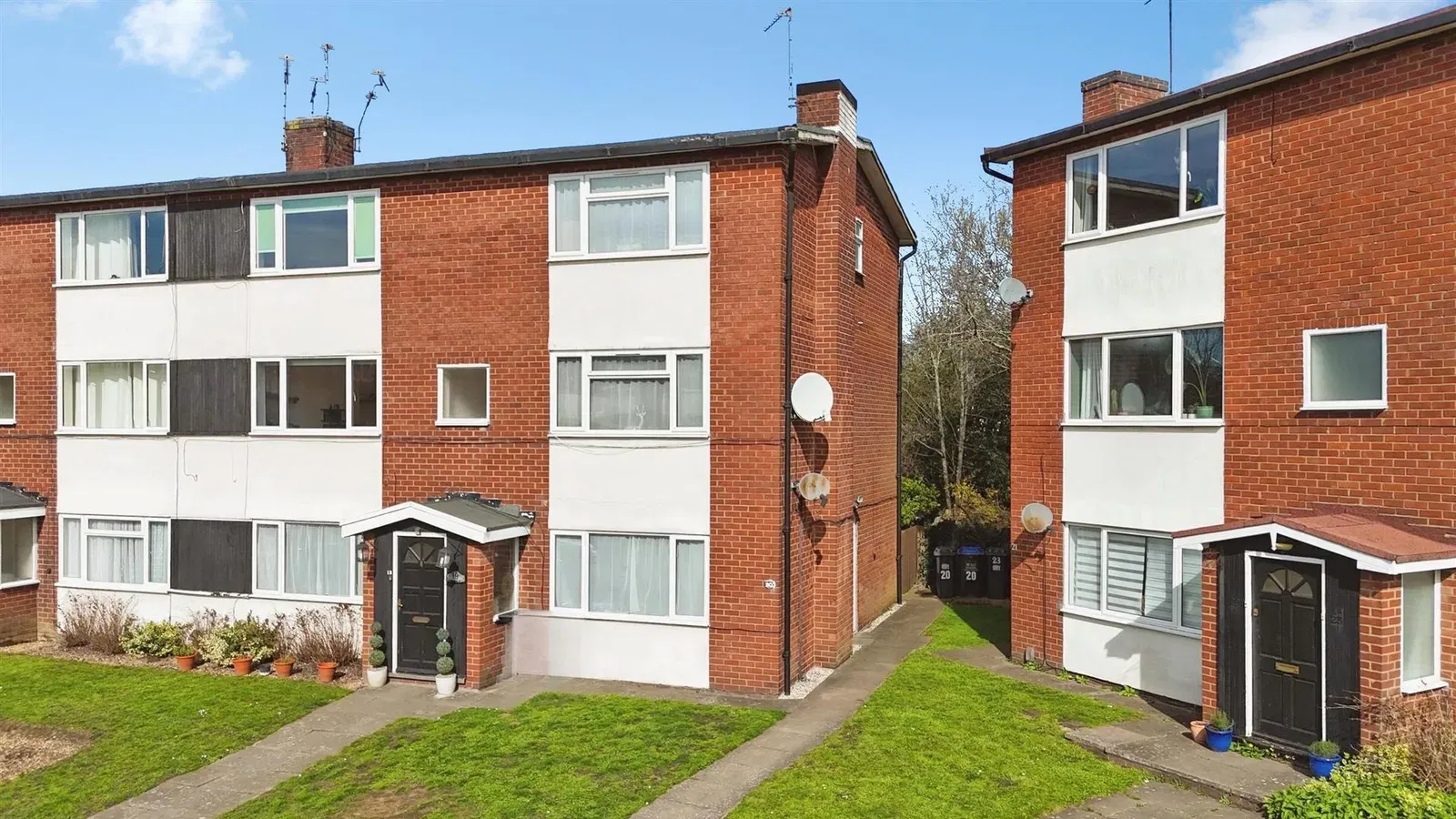 Fairlawn Close, Leamington Spa - image 1