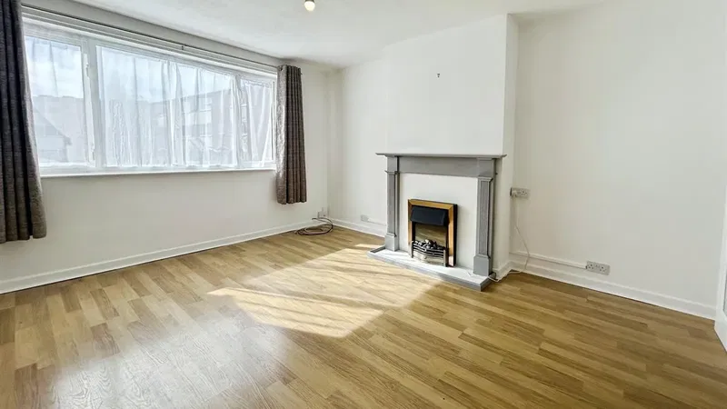 Fairlawn Close, Leamington Spa - image 2