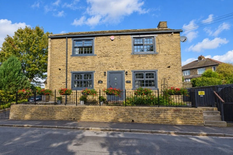 Snowden Road, Bradford, West Yorkshire, BD18 1JD - image 1