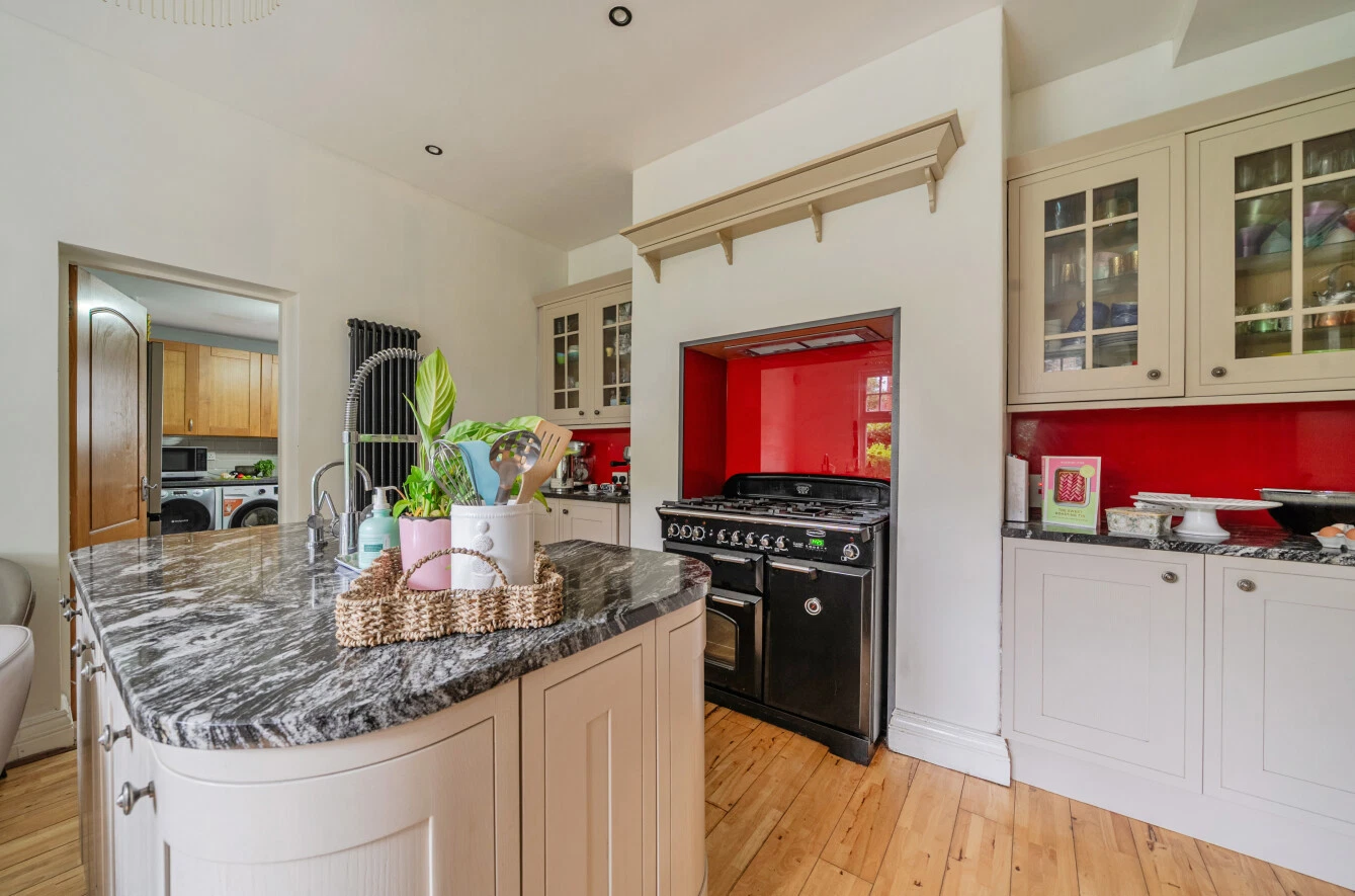 North Parade, West Park, Leeds, LS16 - image 10