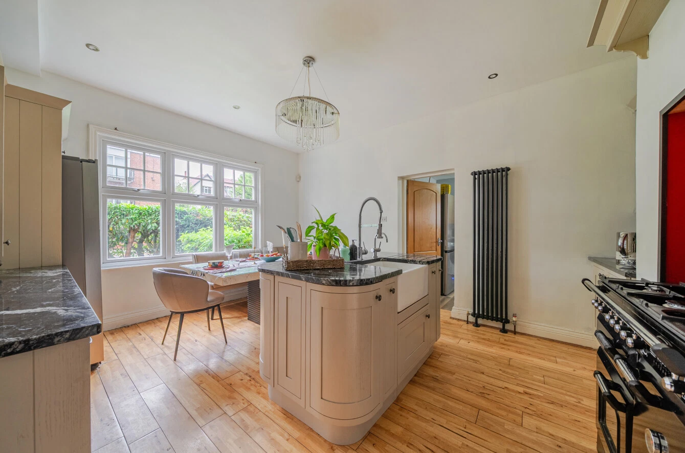 North Parade, West Park, Leeds, LS16 - image 11
