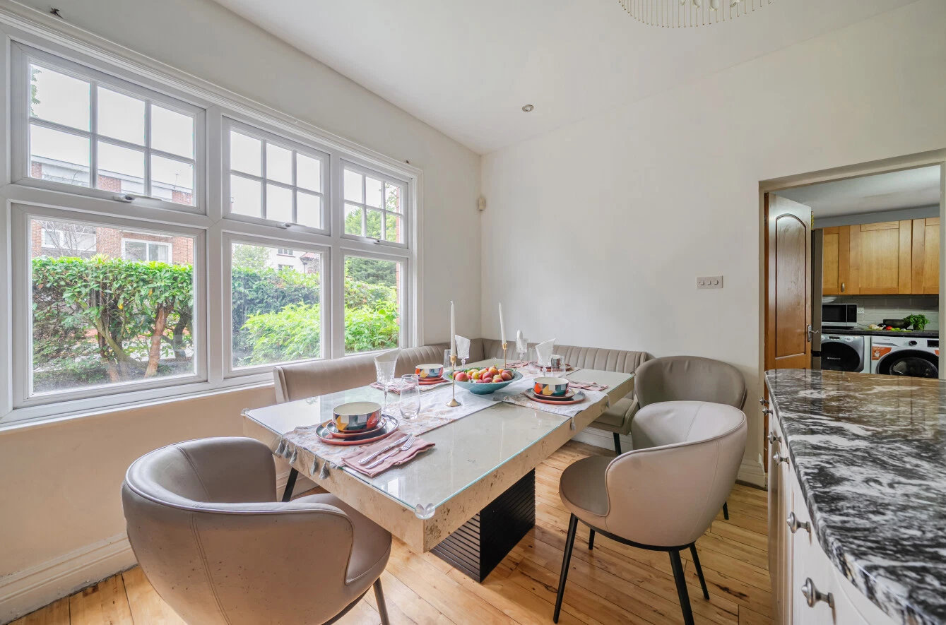 North Parade, West Park, Leeds, LS16 - image 12