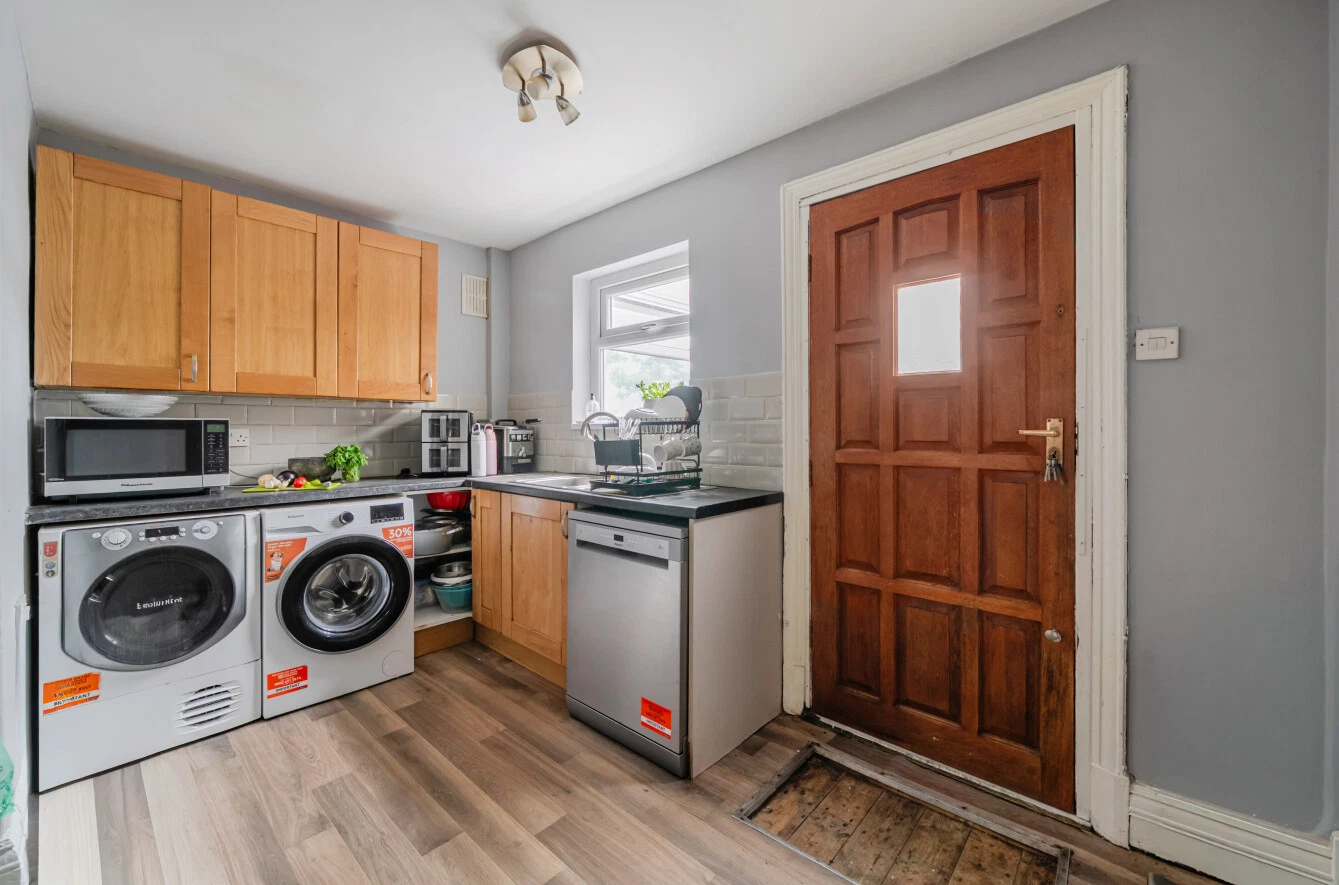 North Parade, West Park, Leeds, LS16 - image 13