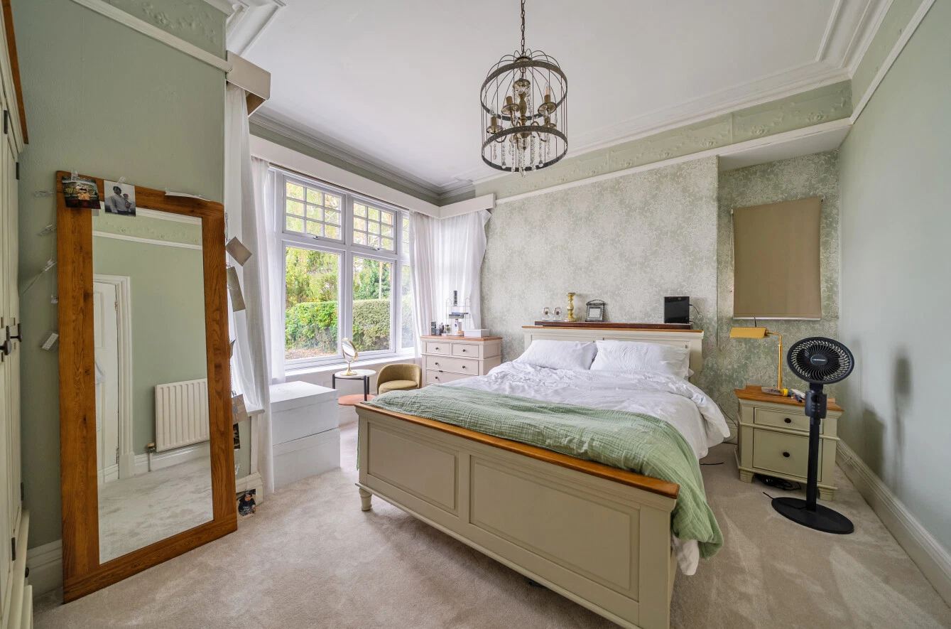 North Parade, West Park, Leeds, LS16 - image 16