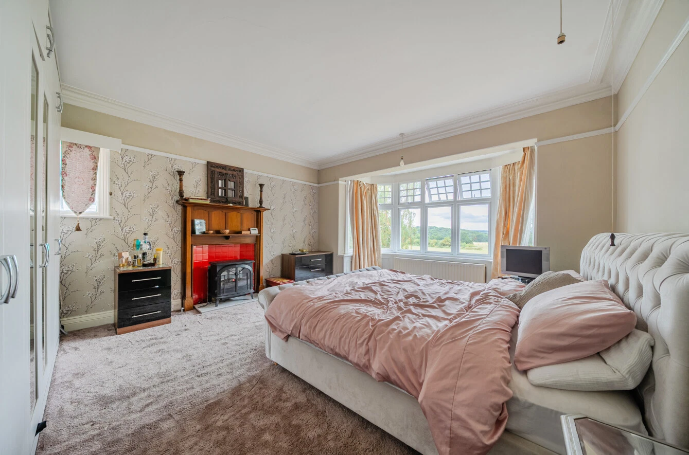 North Parade, West Park, Leeds, LS16 - image 18