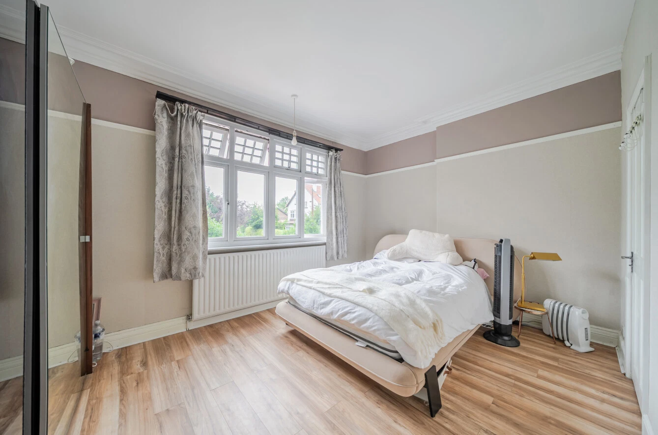 North Parade, West Park, Leeds, LS16 - image 19