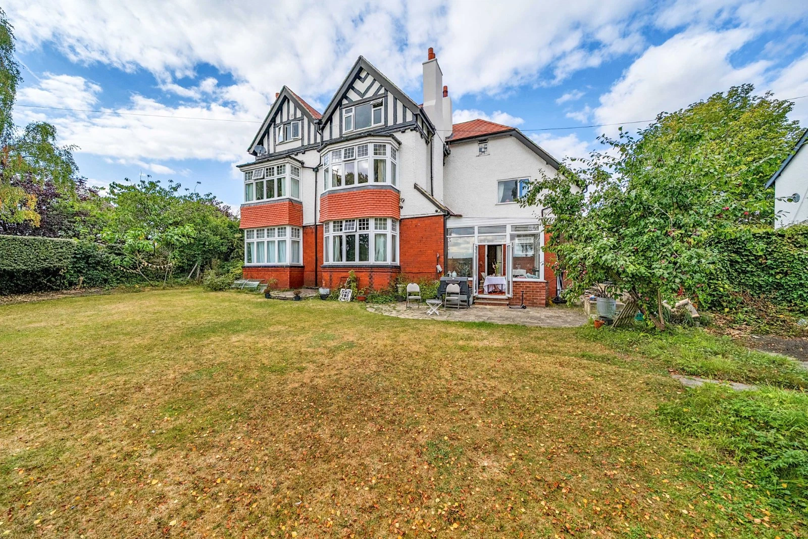 North Parade, West Park, Leeds, LS16 - image 1