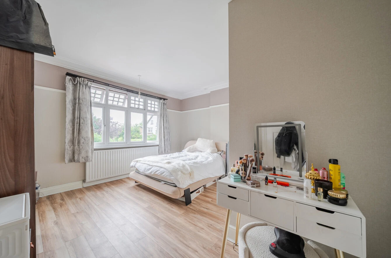 North Parade, West Park, Leeds, LS16 - image 22