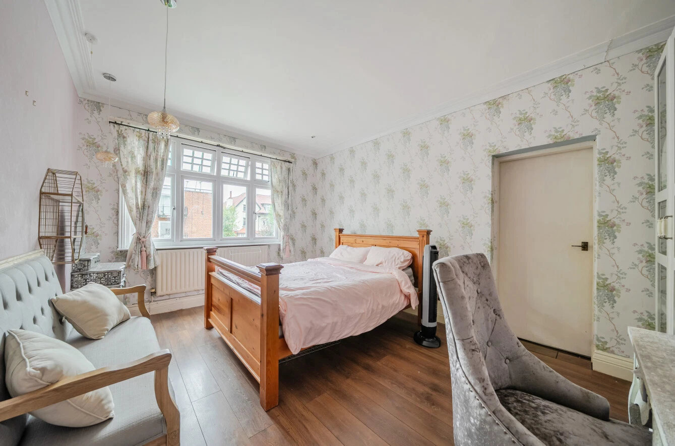 North Parade, West Park, Leeds, LS16 - image 23